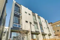 Rooftop Deck and Hot Tub Walkable Denver Townhome