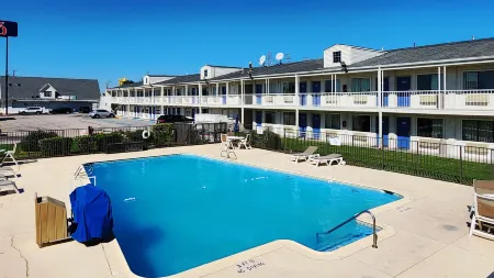 Studio 6 Webster, TX  Houston - NASA Lake