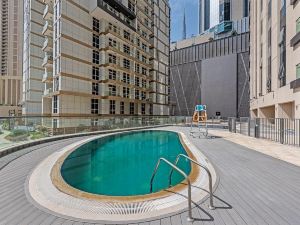 Luxe Apartments Near Dubai Mall, Burj Khalifa - Pool, Gym, & Parking by Sojo Stay