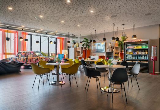 3. 홀리데이 인 -..