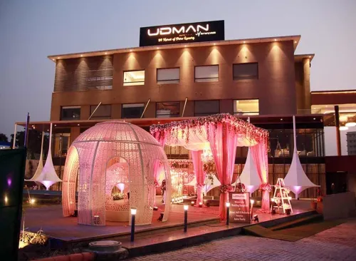 Udman Hotel Greater Noida - ที่มีที่จอดรถ