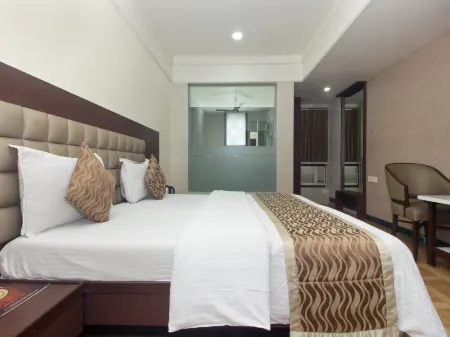 Hotel Gokul Anand Отели рядом с достопримечательностью «Мандапешвар Кейвс»