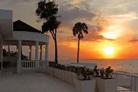 Ocean Village Deluxe - Beach