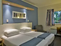 Road Lodge Cape Town International Airport Hotels near Athlone Stadium