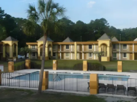 Days Inn by Wyndham Brunswick/St. Simons Area Hotels in Dock Junction