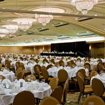 Crowne Plaza LOUISVILLE AIRPORT EXPO CTR by IHG Отели рядом с достопримечательностью «Сикс Флэгз Кентакки Кингдом»