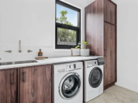 Maple on Edward, Berry - by Linnaeus Collection โรงแรมในBerry