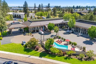 Red Lion Inn & Suites Deschutes River Bend Hotels near First Street Rapids Park