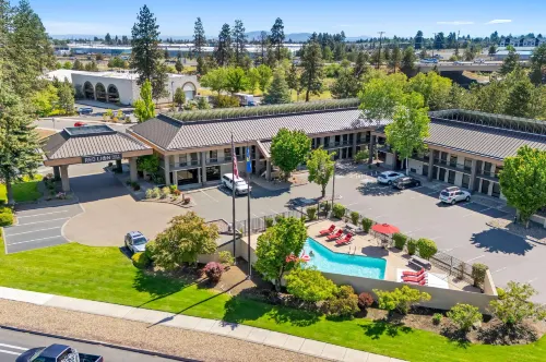 Red Lion Inn & Suites Deschutes River Bend