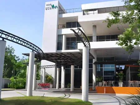 Eco Inn Prime Mae Sot Отели рядом с достопримечательностью «Wat Don Kaeo»