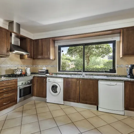 Exclusive Retreat in Vilamoura, Private Pool, Off-Street Parking, Free AC & Wifi