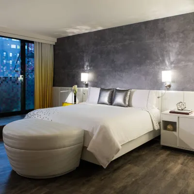 Renaissance New York Times Square Hotel Отели рядом с достопримечательностью «Театр Гершвин»
