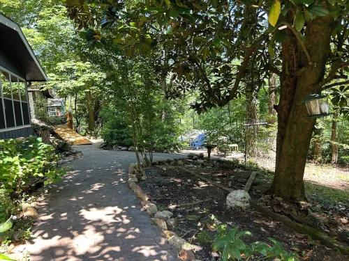 River Soundscapes Retreat! Pet Friendly. Aska Adventure Area! 10 minutes to town