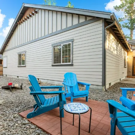 Spacious 1 Level Sisters Home - Walk to Downtown