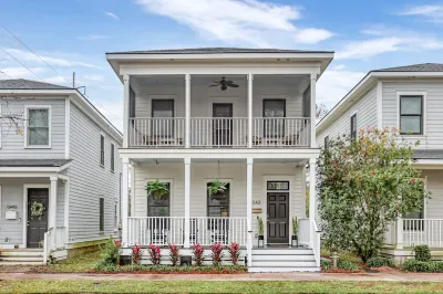 Walk to Forsyth ~ 2mi to Downtown ~ Free Parking ~ Fire Pit ~ Grill Hotels in Midtown Savannah