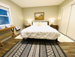 Romantic Red Barn Escape Getaway, Amazing Mt Rainier Views- Hot Tub- Firepit-BBQ