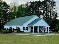 Golf Destination w/ Private Driving Range w/ Lights, and Bar. - 民泊