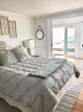 Oceanfront Oasis Spacious 3-Bedroom, 2-Bath Retreat for 12  Linens Included Отели рядом с достопримечательностью «Saybrook Point Marina»