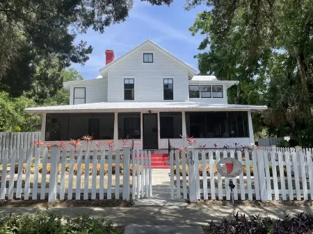 The Flowers House - Downtown Historic Home in the Heart of Mount Dora
