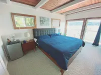 Waterfront beach house 3 minute walk to town.