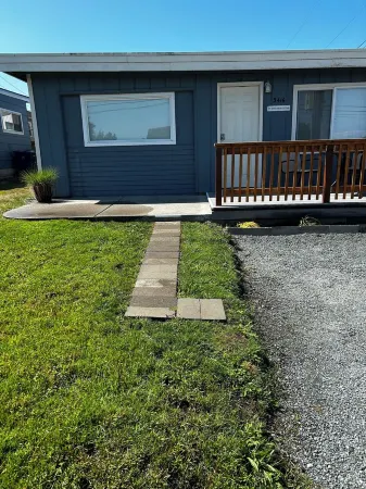 Mount Baker view free standing cottage with a small deck. Very clean and quiet!
