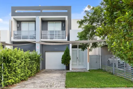 Modern Haven  5B 4B with Heated  Pool Отели рядом с достопримечательностью «Парк штата Барнакл Хисторик»