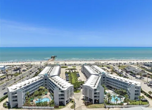 Beachfront Top Floor Front Gulf View Balcony 1Bed 1Bath Bunk Beds Custom Design