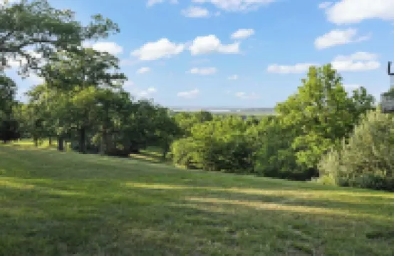 Tranquil Wooded Retreat Overlooking Truman Lake only 2 minutes from Warsaw, MO
