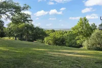 Tranquil Wooded Retreat Overlooking Truman Lake only 2 minutes from Warsaw, MO