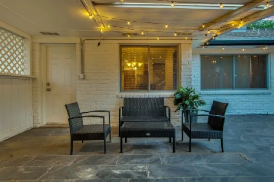 Southern livings 4Brs home near shopping,dining, golf, park,  Houston Downtown. Отели рядом с достопримечательностью «Маркет сквер эт Элдридж»