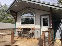 Romantic , 5 miles to downtown Asheville, Private, Hot Tub, Fireplace, Fenced