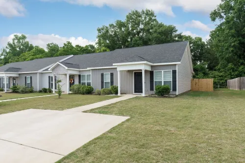 Newly renovated townhome 11 min from GA National Fair Grounds!