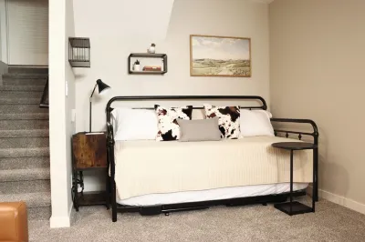 Happily Home @West Omaha 4 bed separate spaces sleeps 10