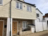 Cosy cottage, short walk to beach and restaurants