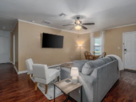 Bartow Oaks Oasis - Close to Downtown - Sleeps 7! Hotels in Bartow