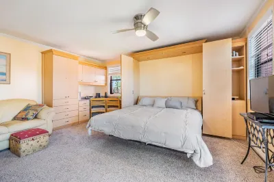 3 min Walk to Beach! Studio Condo, Hidden Jewel! Partial view of the beach!