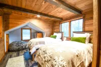 New Renovated Ski Chalet on the River with a Hottub