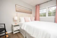 Gorgeous Bungalow Minutes from Airport & ATL Hotels near AT&T Store