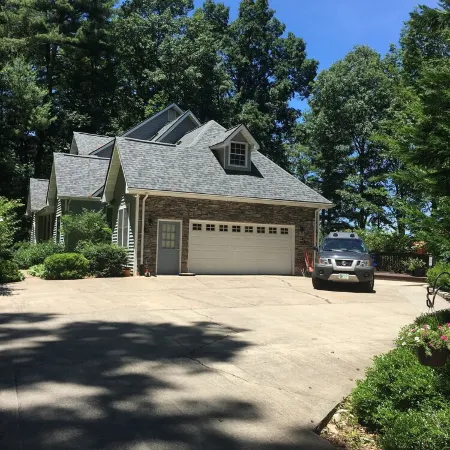 Treetop Hideaway with mountain views. 1000 sq. ft. 10 min to downtown Asheville!