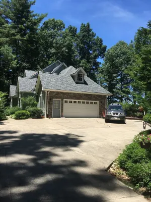 Treetop Hideaway with mountain views. 1000 sq. ft. 10 min to downtown Asheville!