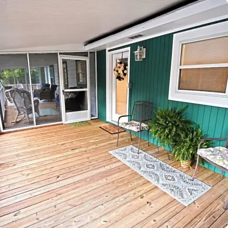 The Lakefront Deckhouse- perfect place for relaxing with nature and family Отели в г. Харрис (Джорджия)