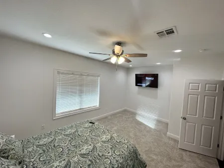 Quiet Private Home - Centrally Located in Sulphur