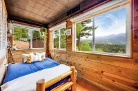 Breathtaking Pike's Peak View from Adorable Mountain Cabin