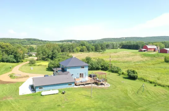 Just 5 minutes from Rib moutain, charming Farmhouse style home