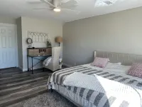 Arden Haus - Remodeled 3 bedroom house in Mesa w/pool and golf course views