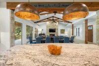 Luxury Waterfront Farmhouse - Fire Pit, Chef's Kitchen-Poker Table -Sleeps 24 - ブティック