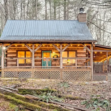 Private, Guest Favorite Cabin, Fire Pit, Close to Hiking and Downtown Clayton!