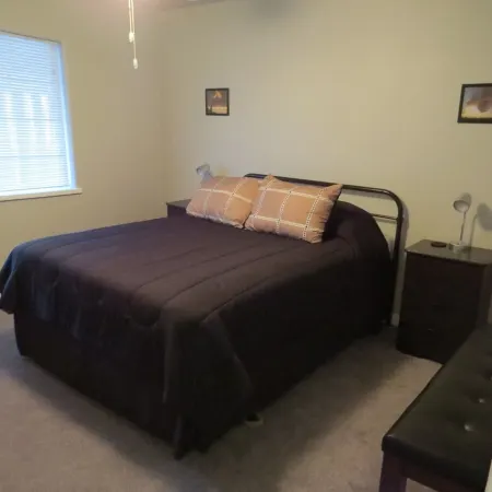 Large Home 3/3 plus Bonus Rm, 14' Pool & Jacuzzi, close to Downtown Joshua Tree