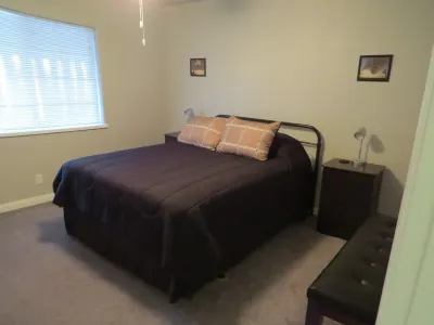 Large Home 3/3 plus Bonus Rm, 14' Pool & Jacuzzi, close to Downtown Joshua Tree Отели рядом с достопримечательностью «The Joshua Tree Art Gallery (JTAG)»