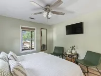 Beautiful Lakefront Getaway! Stunning Waterfront Views and Direct Lakefront.